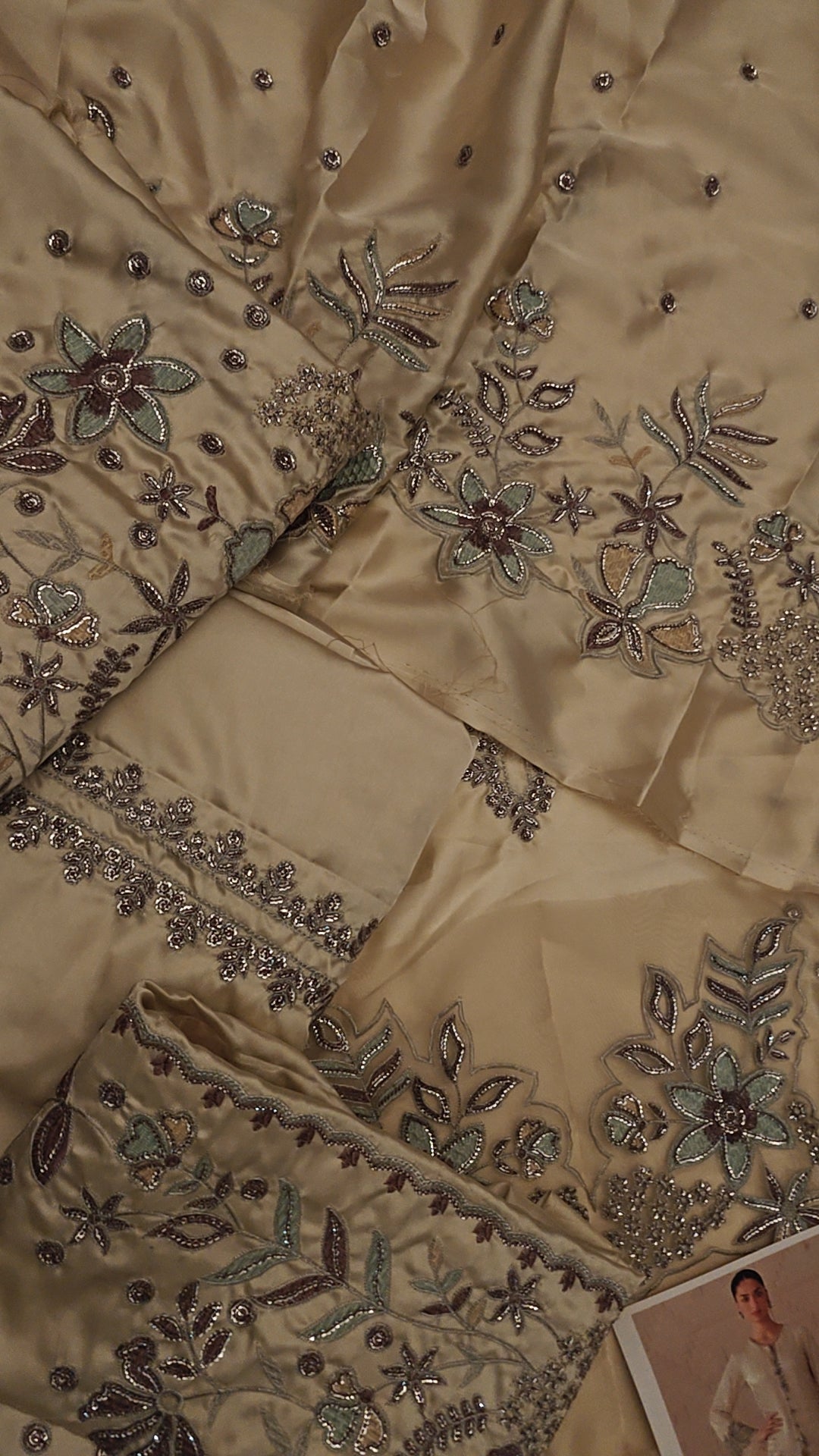 IZNIK  DRESS IN SILK STUFF MOST VIRAL AND AMAZING DRESS